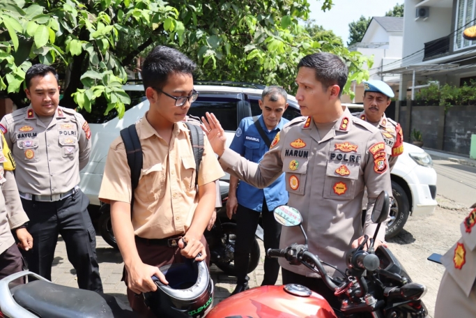 Polres Metro Jakarta Selatan bersama jajaran polsek secara serentak melakukan pengecekan kendaraan pelajar sekolah. (Foto: PMJ News)