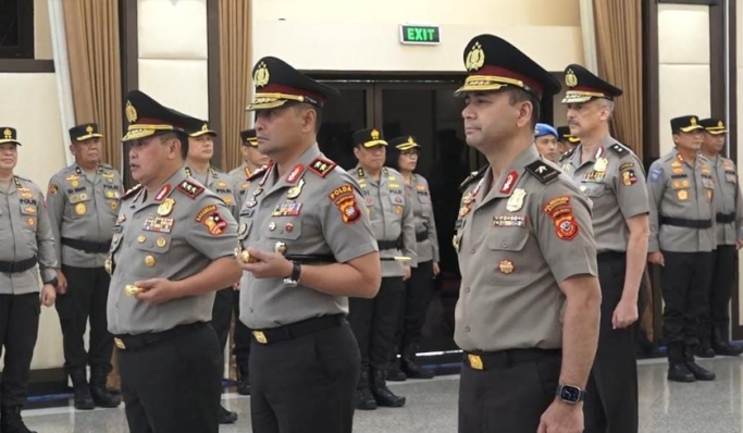 Kapolri Jenderal Listyo Sigit Prabowo menaikan pangkat setingkat lebih tinggi kepada 11 Pati. (Foto: PMJ News/Fajar)