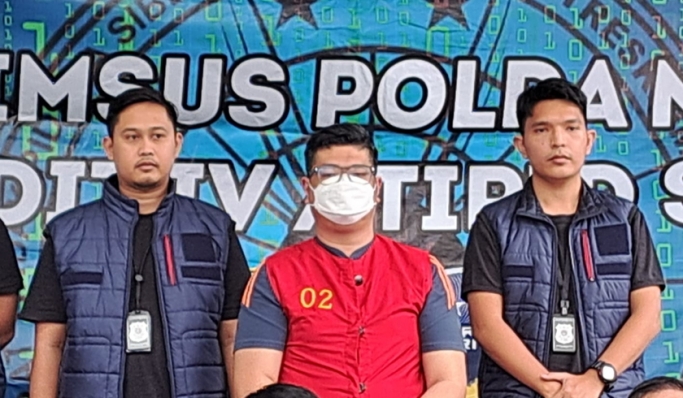 Ditreskrimsus Polda Metro Jaya menangkap pelaku penempelan QRIS palsu di sejumlah masjid Jakarta. (Foto: PMJ News/Fajar)
