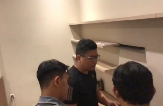 Suasana saat pelaku penempel Barcode QRIS [lasu ditangkap. (Foto; PMJ/Ist).