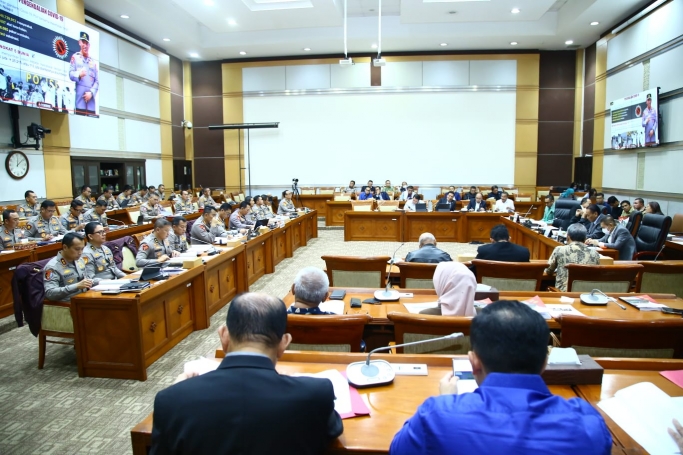 Kapolri dalam rapat kerja bersama Komisi III DPR. (Foto: PMJ News)