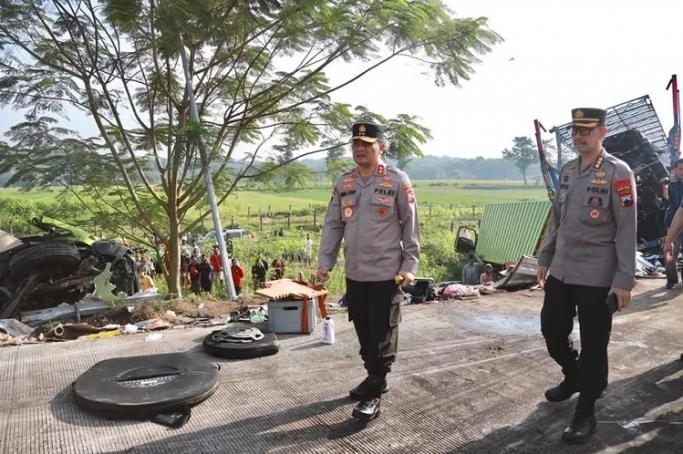 Kapolda Jateng Irjen Pol Ahmad Luthfi melihat langsung lokasi kecelakaan di Tol Semarang-Solo, Boyolali. (Foto: PMJ News/Dok Humas Polda Jateng)