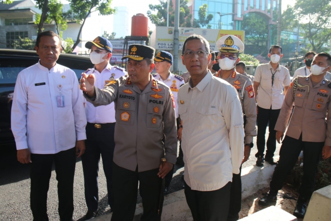 Penjabat (Pj) Gubernur DKI Jakarta Heru Budi Hartono bersama Kapolda Metro Jaya Irjen Pol Karyoto mengecek penutupan putaran balik (U-turn) Santa. (foto: PMJ News/TMC Polda Metro Jaya)