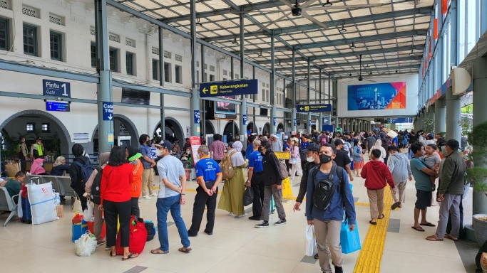 Pemudik di stasiun kereta api. (Foto: PMJ News)