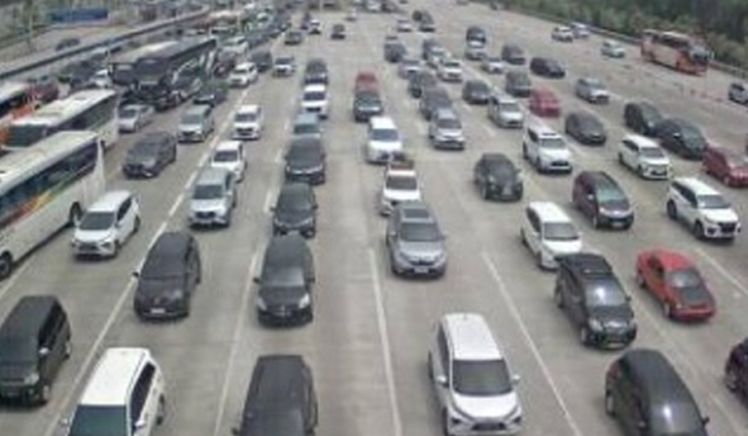 Situasi kepadatan lalu lintas di ruas Tol Jakarta-Cikampek. (Foto: PMJ News/TMC Polda Metro)