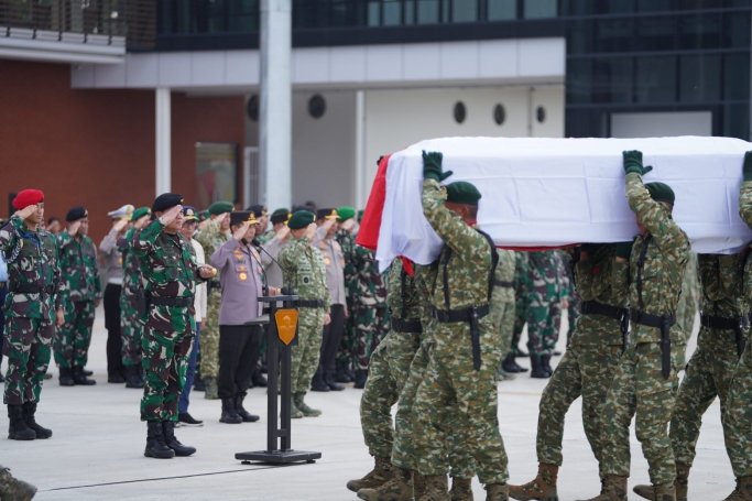 Jenazah Prajurit TNI tiba di Lanud Halim Perdana Kusuma. (Foto: PMJ News)