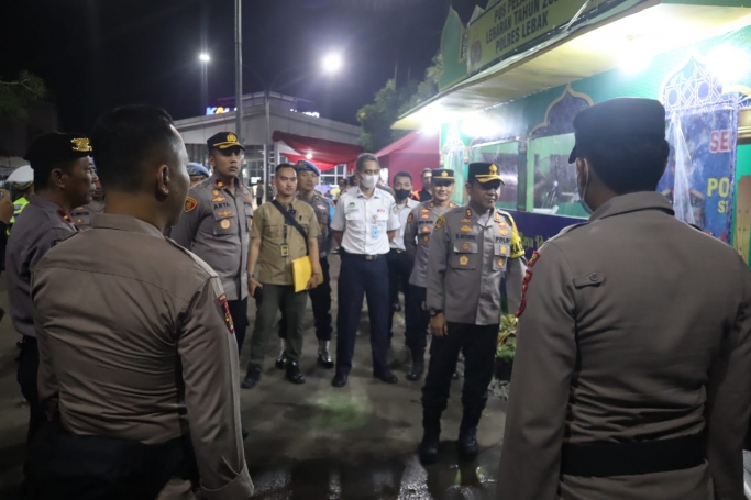 Kapolres Lebak Polda Banten AKBP Wiwin Setiawan meninjau situasi arus mudik. (Foto: PMJ News)