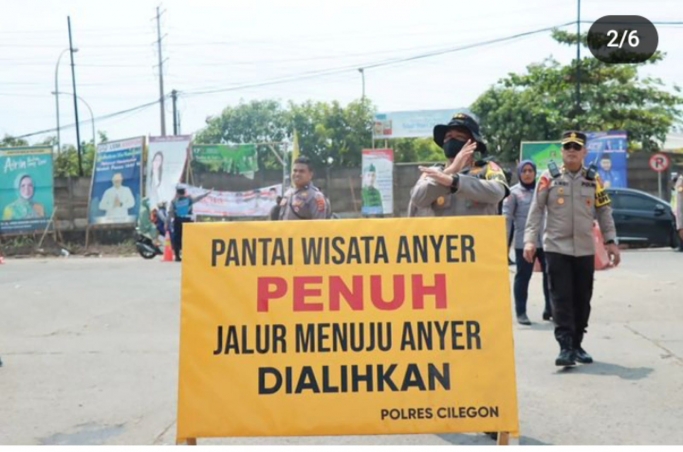 Jalur one way di tempat wisata Anyer. (Foto: Instagram)