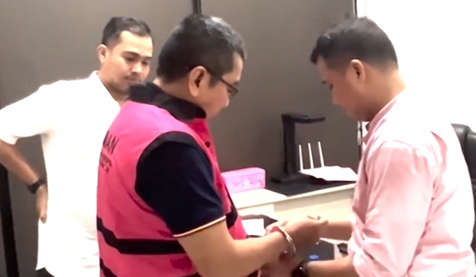 Penampakan Direktur Utama PT Waskita Karya, Destiawan Soewardjono usai ditetapkan sebagai tersangka dugaan korupsi oleh Kejaksaan Agung. (Foto: PMJ News/Dok Kejagung)