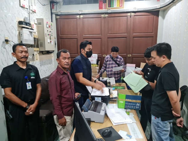 Tim Gabungan Direktorat (Dit) Reskrimum Polda Sumut menggeledah kantor PT Almira (ANR) . (Foto: PMJ News)