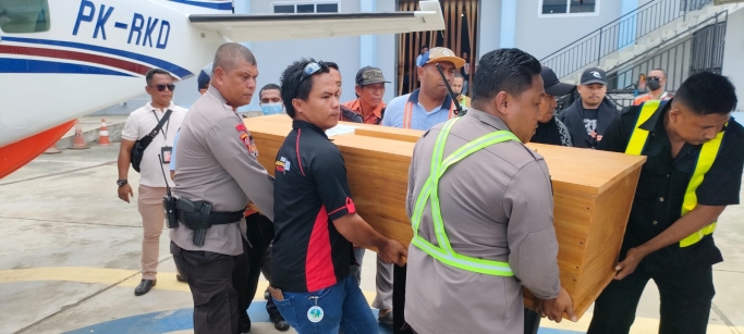 Polisi Bantu Evakuasi Jenazah Dua Korban Pembunuhan OTK. (Foto: PMJ/Ist).