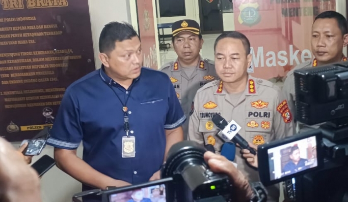 Dirreskrimum Polda Metro Jaya Kombes Pol Hengki Haryadi dan Kabid Humas Polda Metro Jaya memberikan keterangan pers. (Foto: PMJ News/Istimewa)