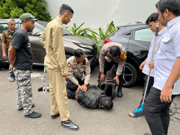 Pelaku penembakan kantor MUI saat ditangkap anggota polisi. (Foto: PMJ News)
