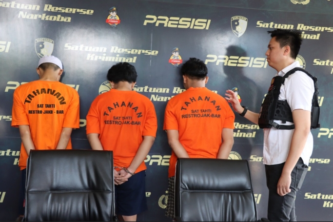 Para tersangka penganiayaan diamankan polisi. (Foto: PMJ News)