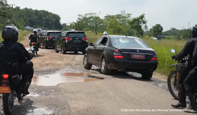 Presiden Jokowi meninjau jalan rusak di Provinsi Lampung. (Foto: PMJ News/YouTube Setpres)