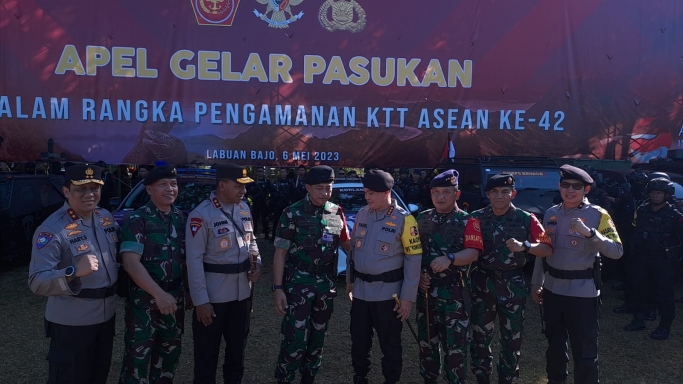 Kabaharkam Polri Komjen Fadil Imran dan jajarannya. (Foto: PMJ News)