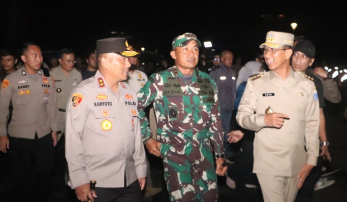 Kapolda Metro Jaya Irjen Pol Karyoto bersama dengan Gubernur DKI Jakarta dan Pangdam Jaya memimpin apel patroli gabungan skala besar. (Foto: PMJ News)