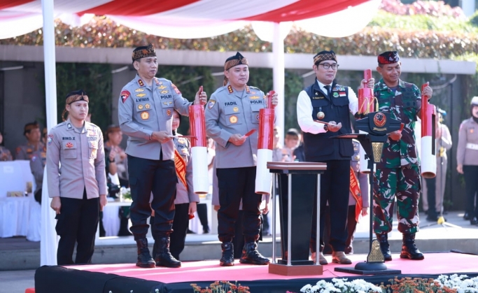 Kabaharkam Polri bersama Gubernur dan Kapolda melaunching program Polisi RW Jawa Barat. (Foto: PMJ News)
