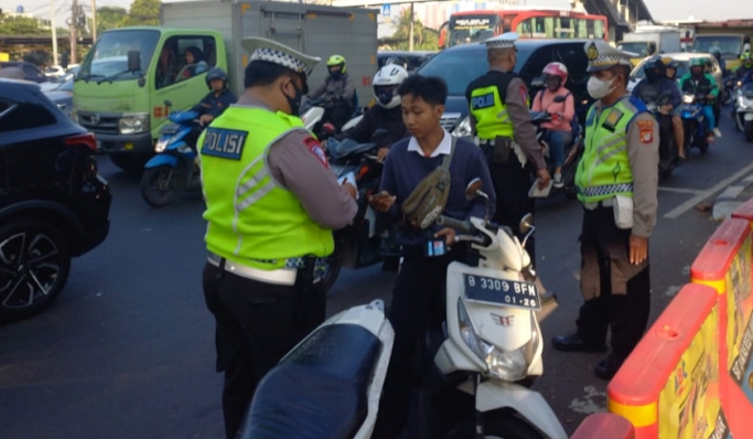 Polisi melakukan penindakan terhadap pelanggal lalu lintas. (Foto: PMJ News/Twitter TMCPoldaMetro)