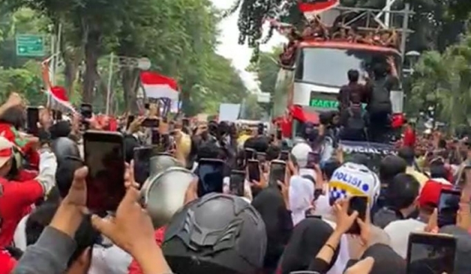 Masyarakat antusias melihat kirab atlet-atlet Indonesia yang berjuang di SEA Games 2023. (Foto: Dok PMJ News).