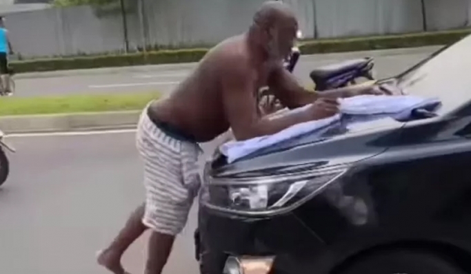 Seorang warga negara asing (WNA) asal Sierra Leone menghadang mobil di kawasan Tangerang viral di media sosial. (Foto: PMJ News/Instagram)