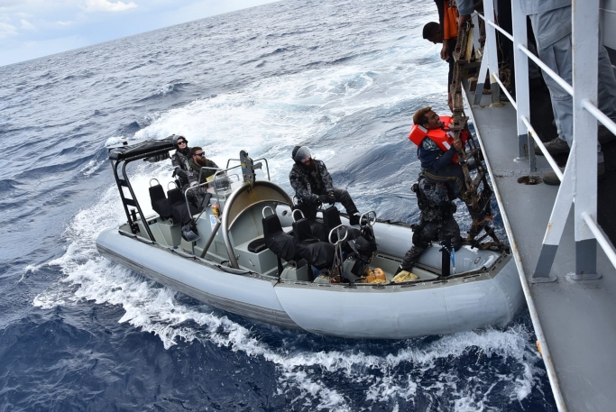 Proses evakuasi korban kecelakaan 2 kapal di Laut Timor. (Foto: PMJ News)