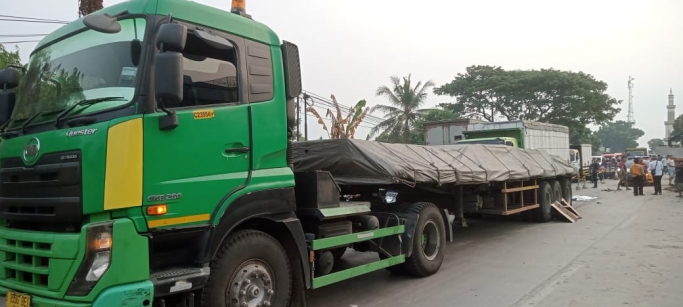 Truk gandeng yang menabrak motor diamankan polisi. (Foto: Istimnewa)