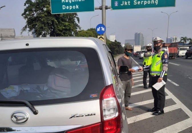 Polisi melakukan penindakan terhadap pelanggar lalu lintas. (Foto: PMJ News)