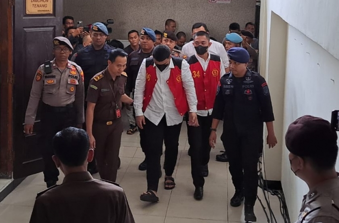 Terdakwa Mario Dandy Satriyo dan Shane Lukas saat akan menjalani sidang perdana di PN Jakarta Selatan. (Foto: PMJ News/Fajar)