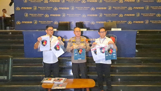 Dirreskrimsus Polda Metro Jaya Kombes Pol Auliansyah Lubis tunjukkan barang bukti. (Foto: PMJ/Fajar). 