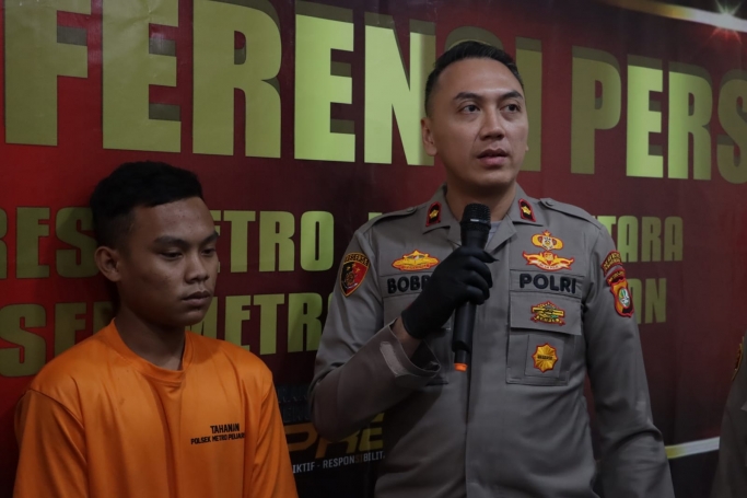 Kapolsek Penjaringan, Kompol Bobby Danuardi bersama pelaku pemalakan sopir truk. (Foto: PMJ). 