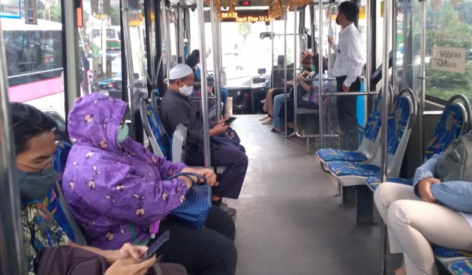 Bus TransJakarta menjadi salah satu sarana transportasi umum. (Fioto: PMJ News/Hadi)