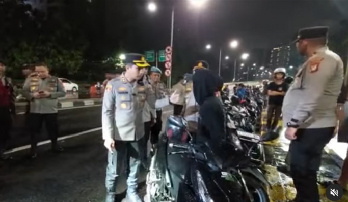 Polres Metro Jakarta Selatan melakukan penindakan tilang terhadap puluhan pelaku balap liar di JLNT Casablanca. (Foto: PMJ News/Instagram)