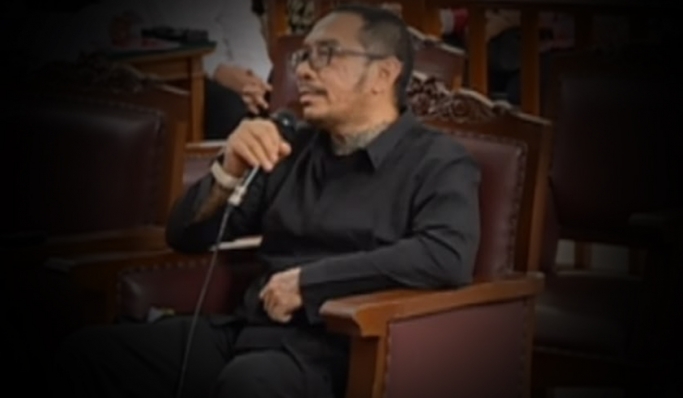 Ayah David Ozora, Jonathan Latuhima menjadi saksi dalam persidangan terdakwa Mario Dandy Satriyo dan Shane Lukas di PN Jakarta Selatan. (Foto: Kolase PMJ News)
