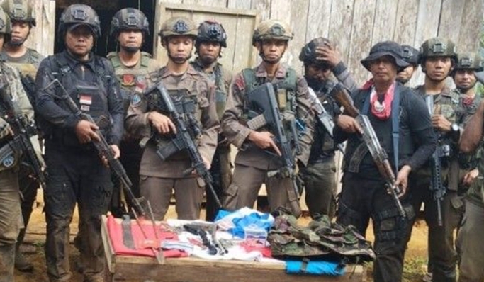 Satgas Damai Cartenz bersama Polres Kepulauan Yapen menggerebek markas KKB di Kepulauan Yapen, Papua. (Foto: PMJ News/HO Satgas Damai Cartenz)