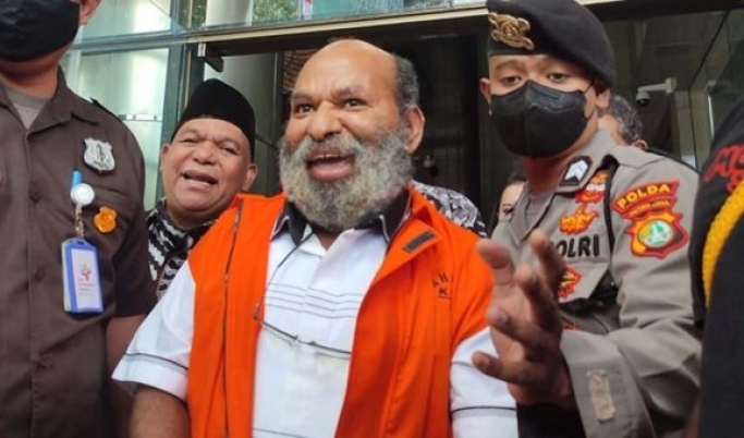 Gubernur Papua nonaktif, Lukas enembe yang terlibat dugaan suap dan gratifikasi. (Foto: PMJ News/Twitter)