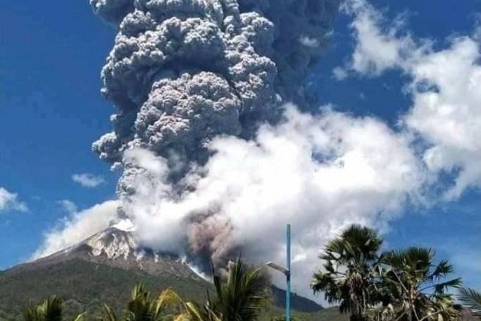 Erupsi Gunung Lokon. (Foto: Istimewa).