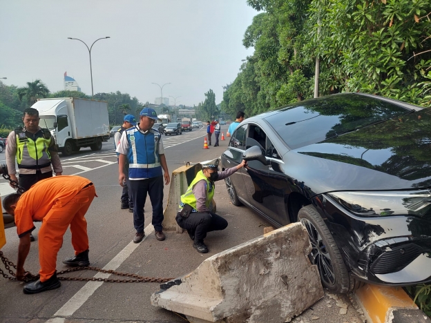 Mobil Listrik Mercedez tabrak beton pembatas jalan di Tol Ciputat. (Foto: PMJ/Ist). 