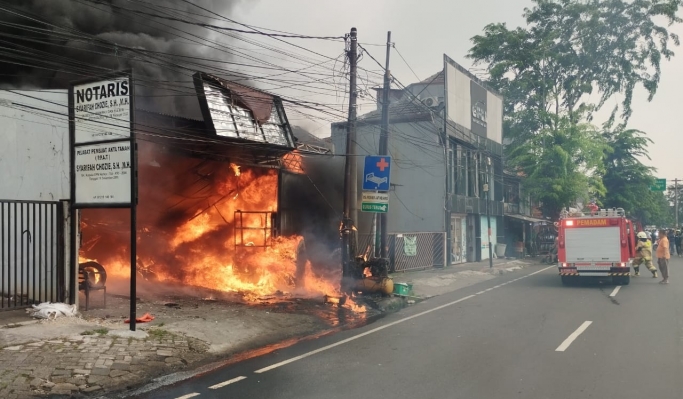 Kebakaran melanda sebuah toko ban di Jalan Jenderal Basuki Rachmat, Rawa Bunga, Jatinegara, Jakarta Timur. (Foto: PMJ News/Fajar)