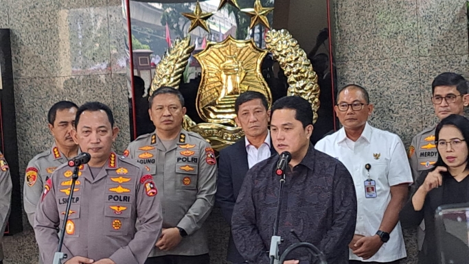 Kapolri Jenderal Polisi Listyo Sigit Prabowo bersama Ketum PSSI Erick Thohir. (Foto: PMJ News)
