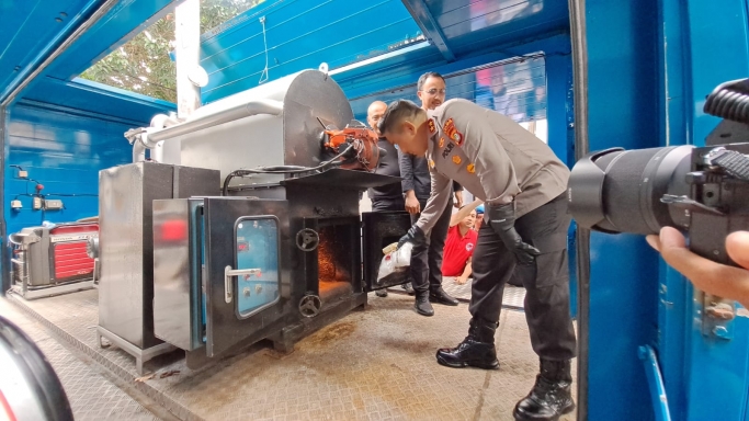 Polda Metro Musnahkan Jutaan Barbuk Narkotika. (Foto: PMJ/Fajar).