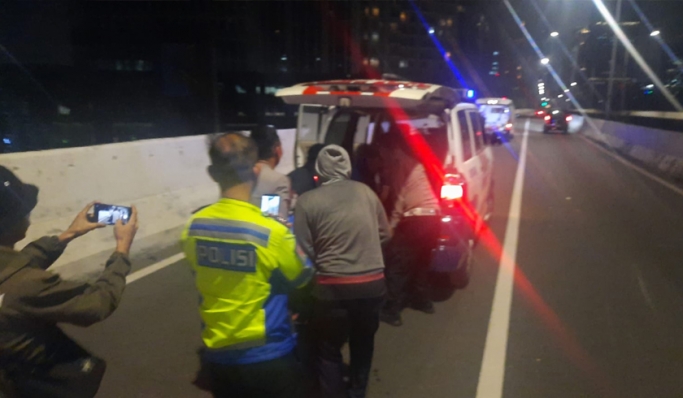Kecelakaan lalu lintas menewaskan seorang pemotor di JLNT Casablanca. (Foto: PMJ News/Twitter TMC Polda Metro Jaya)