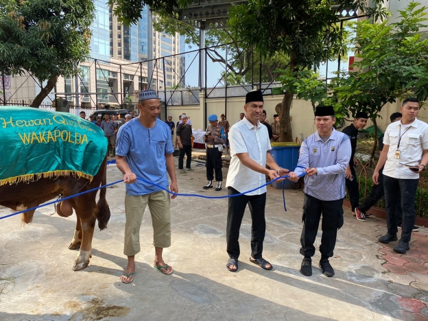 Polda Metro Jaya memotong ratusan hewan kurban untuk dibagikan ke masyarakat. (Foto: PMJ News/Fajar)