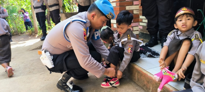 Anggota SubBid Provos BidPropam Polda DIY, Bripka Heri Prasetyo bersama anak-anak TK. (Foto: PMJ News)