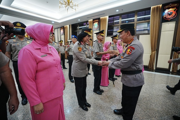Kapolri Jenderal Listyo Sigit Prabowo mengucapkan selamat kepada Brigjen Pol Rinny Wowor. (Foto: PMJ News)