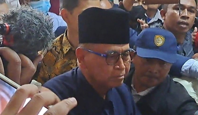 Pimpinan Pondok Pesantren (Ponpes) Al Zaytun, Panji Gumilang hadir memenuhi panggilan Bareskrim Polri. (Foto: PMJ News/Fajar)