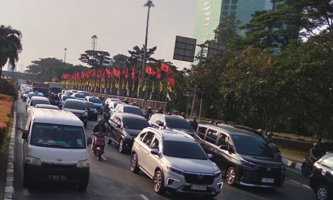 kondisi lalu lintas macet di Jalan Gatoto Subroto, Jakarta. (Foto: PMJ News/Hadi)