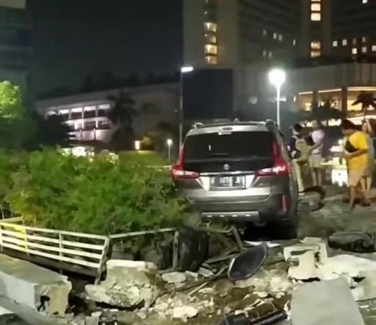 Kecelakaan tunggal mobil menabrak tembok pembatas bunderan HI. (Foto: Istimewa)
