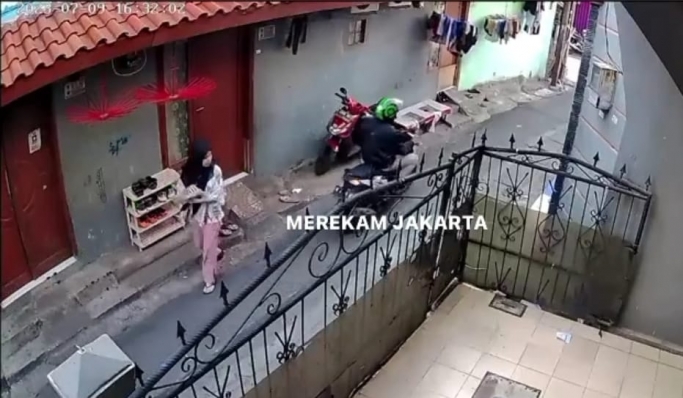 Video Viral aksi pemotor lakukan pelecehan di Cengkareng. (Foto: PMJ/IG merekamjakarta).