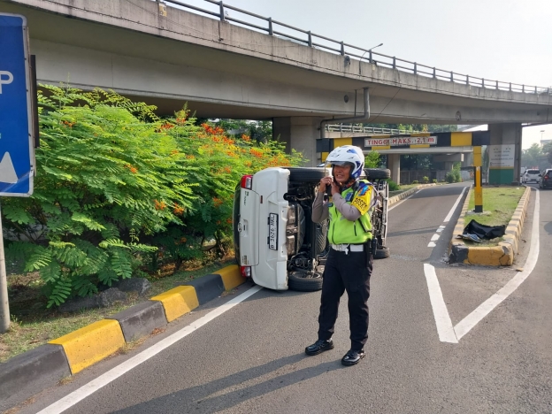 Minibus jenis Daihatsu Ayla alami kecelakaan. (Foto: PMJ News)